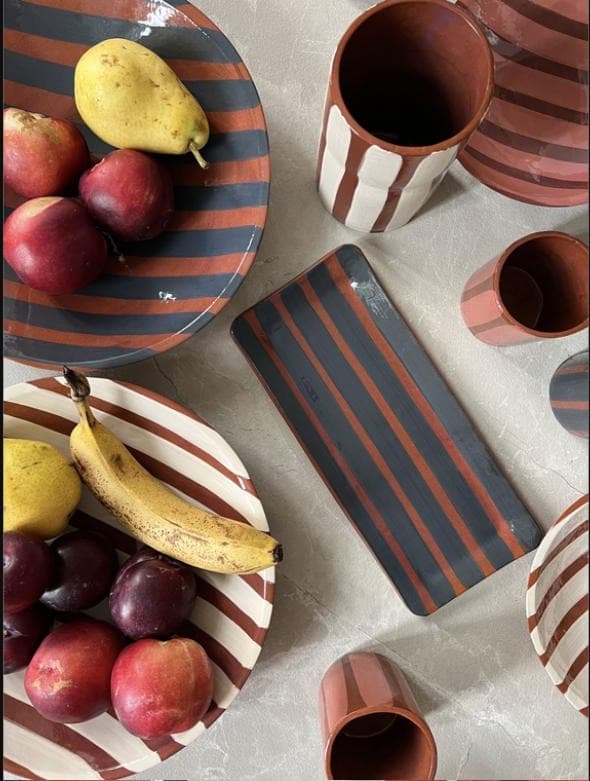 Vaisselle en céramique rayée avec fruits